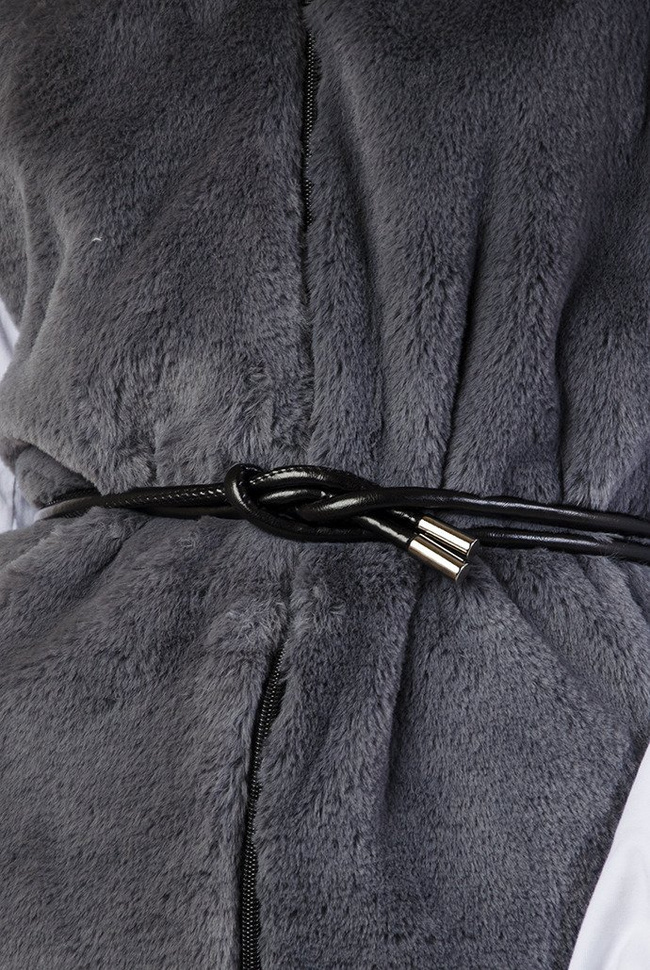 Szara futerkowa kamizelka z rzemykiem w pasie