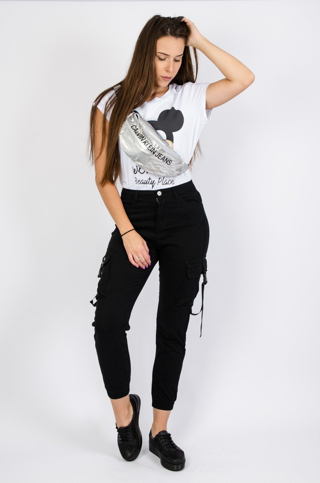 Czarne spodnie bojówki z paskami po bokach