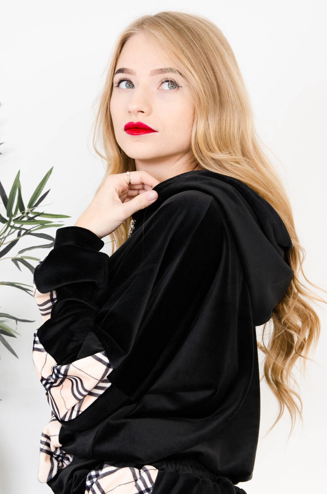 CZARNY WELUROWY DRES Z WSTAWKAMI W KRATĘ 