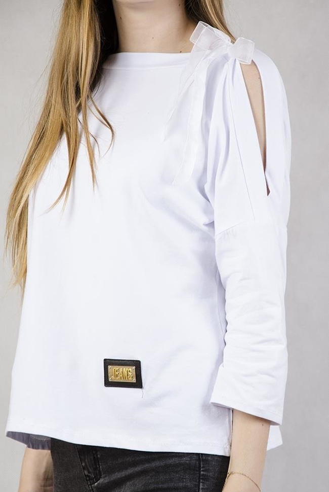 Biała bluzka z wycięciami na ramionach i wstążką