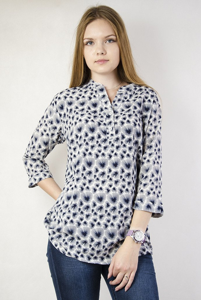 Biała bluzka w granatowe plamki