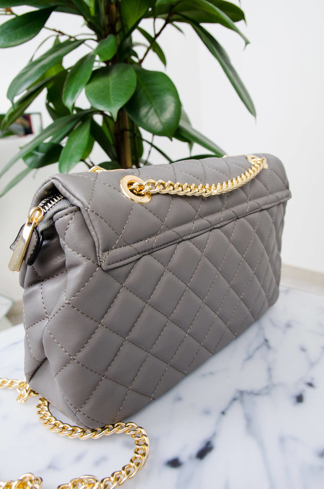 SZARA PIKOWANA CHANELKA NA ZŁOTYM ŁAŃCUSZKU