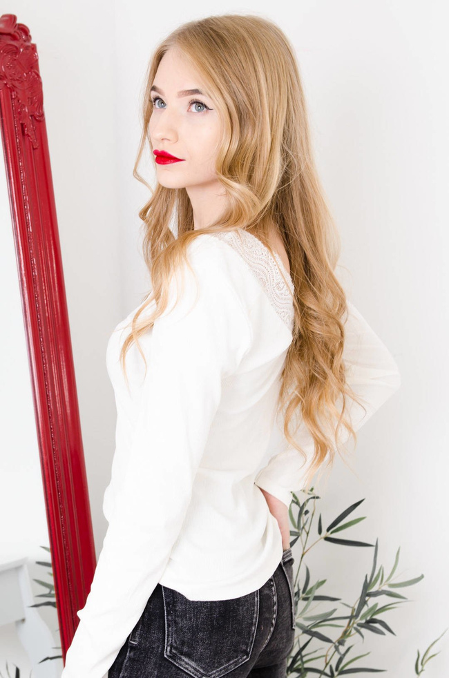 BIAŁA PRĄŻKOWANA BLUZKA Z KORONKOWYM DEKOLTEM W SEREK