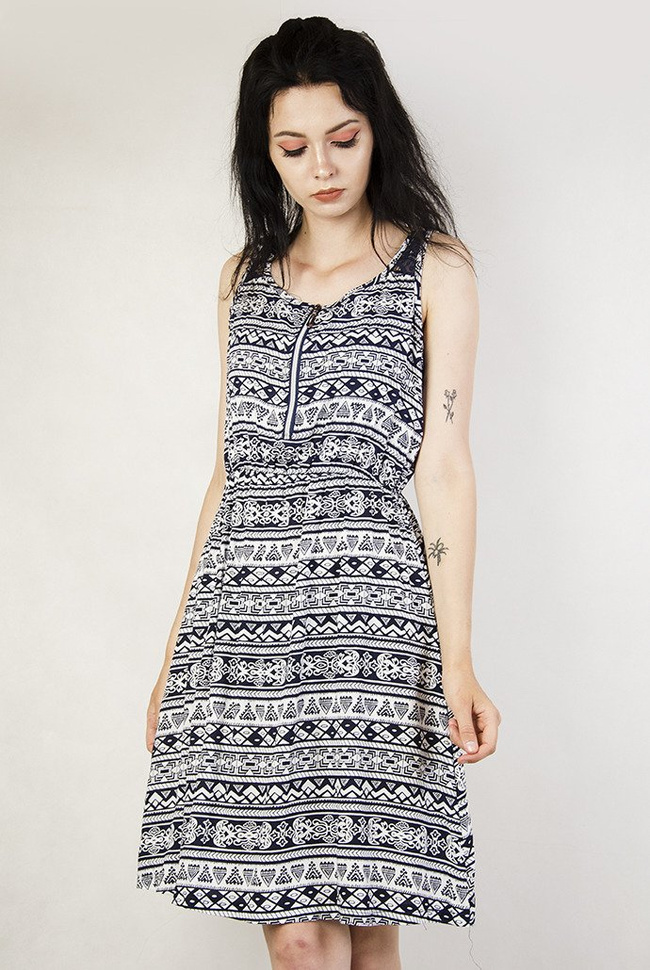 Wzorzysta, sukienka z zamkiem przy dekolcie