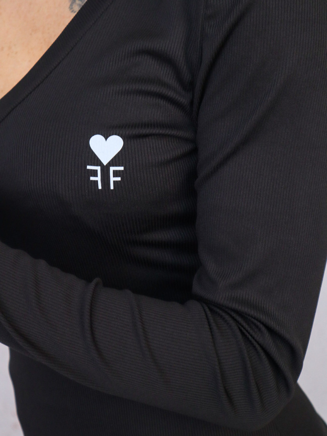 BLUZKA PRĄŻKOWANA Z DEKOLTEM W SZPIC I OZDOBNĄ APLIKACJĄ- CZARNA