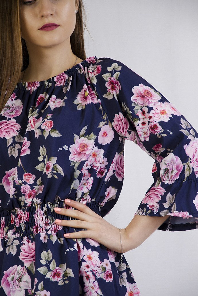 Granatowa bluzka w kwiaty ze ściągaczem w pasie 