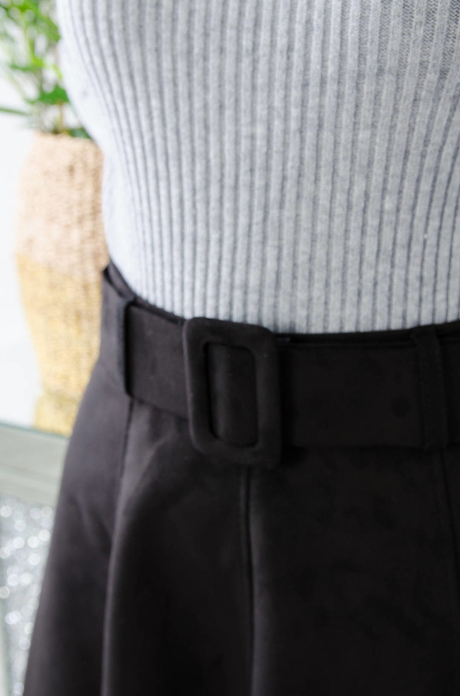 CZARNA ZAMSZOWA SPÓDNICA MIDI Z PASKIEM