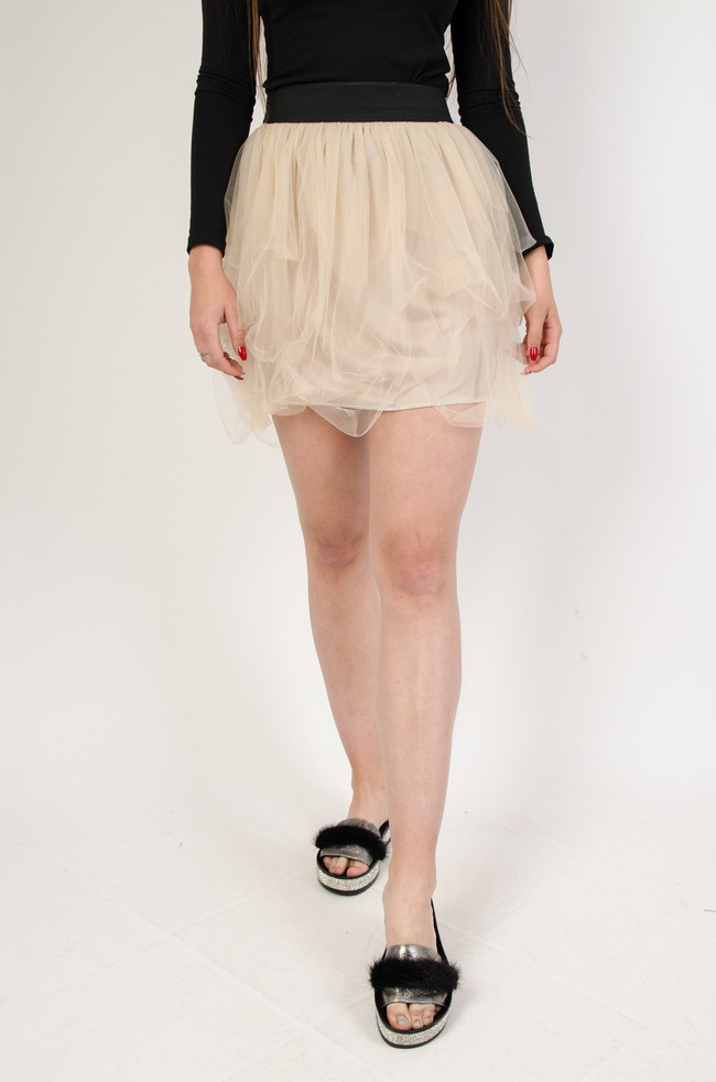 Beżowa tiulowa spódnica z czarną gumą w pasie