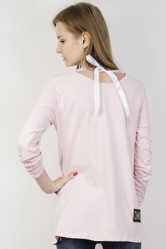 Różowa bluzka z dekoltem i podwiniętymi rękawami