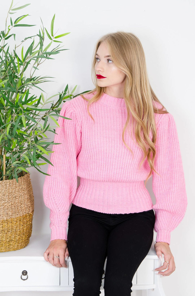 RÓŻOWY SWETER Z BUFIASTYMI RĘKAWAMI