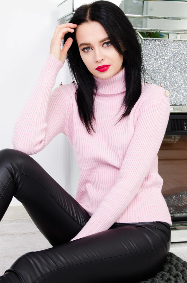 RÓŻOWY PRĄŻKOWANY GOLF ZE ZŁOTYMI GUZIKAMI