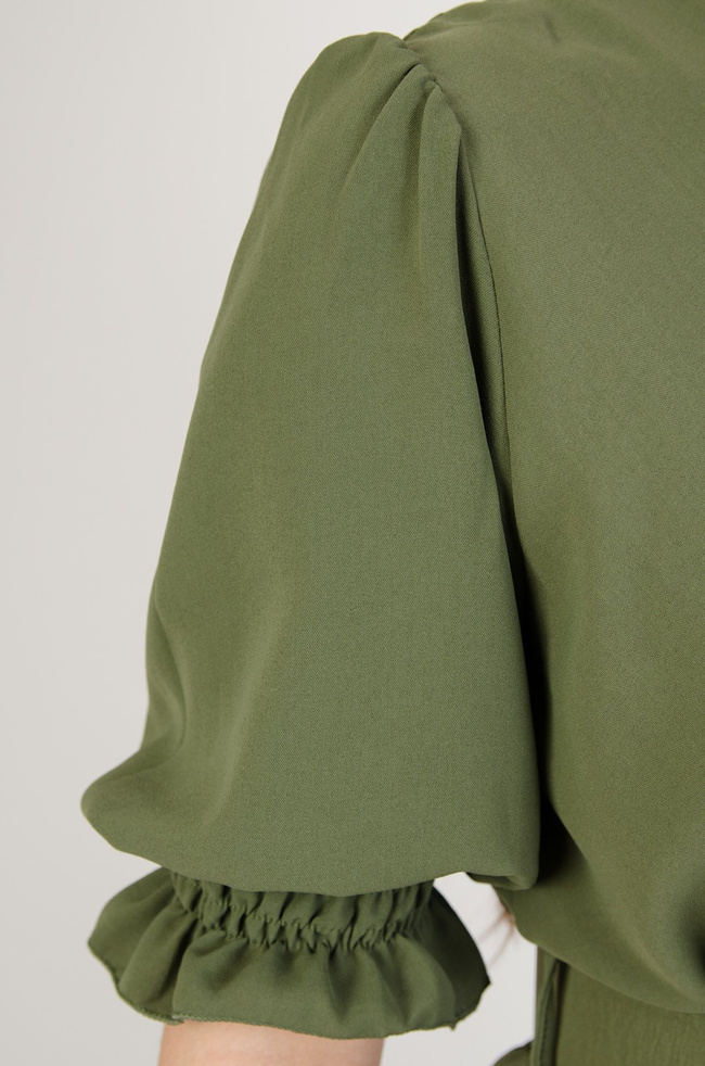 Zielony kombinezon z kopertowym dekoltem i paskiem