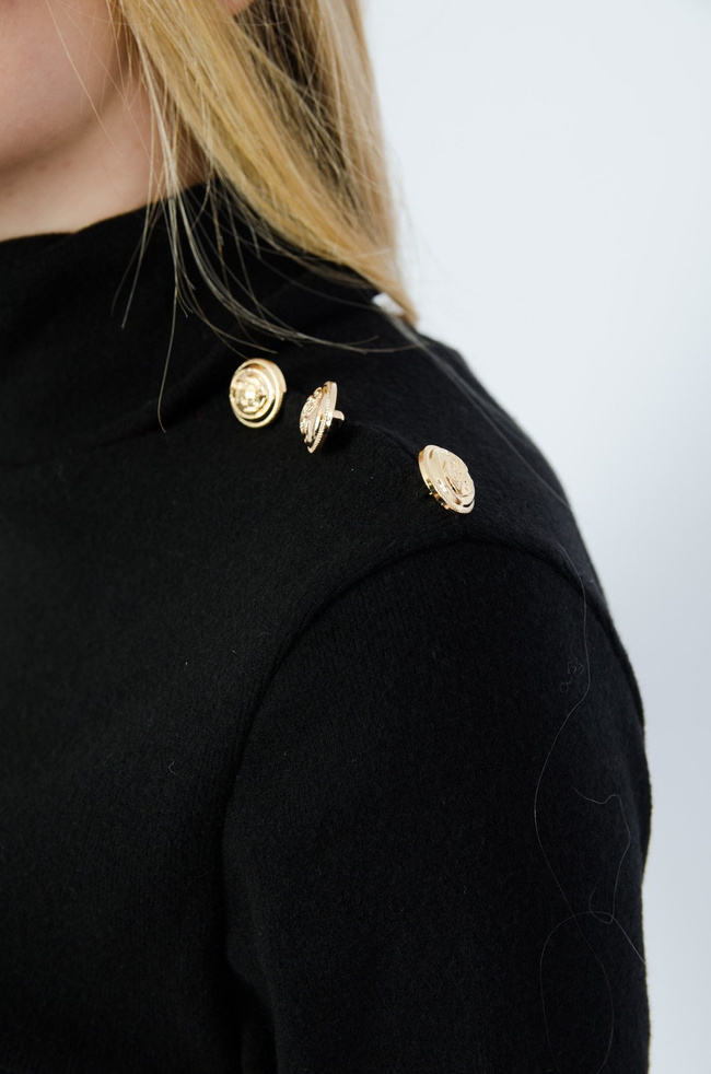 Czarny golf ze złotymi guzikami