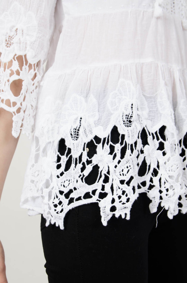 Biała  bluzka z ażurowymi elementami 