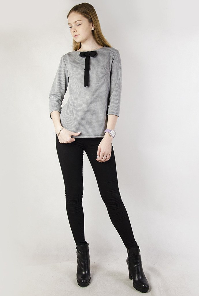 Elegancka bluzka w pepitkę z czarną kokardą