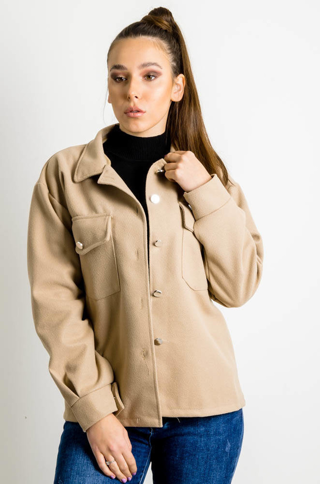 BEŻOWY KRÓTKI PŁASZCZ ZAPINANY NA GUZIKI Z KIESZENIAMI