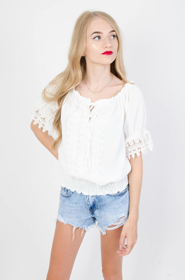 Biała bluzka z wiązaniem i ażurowymi wstawkami