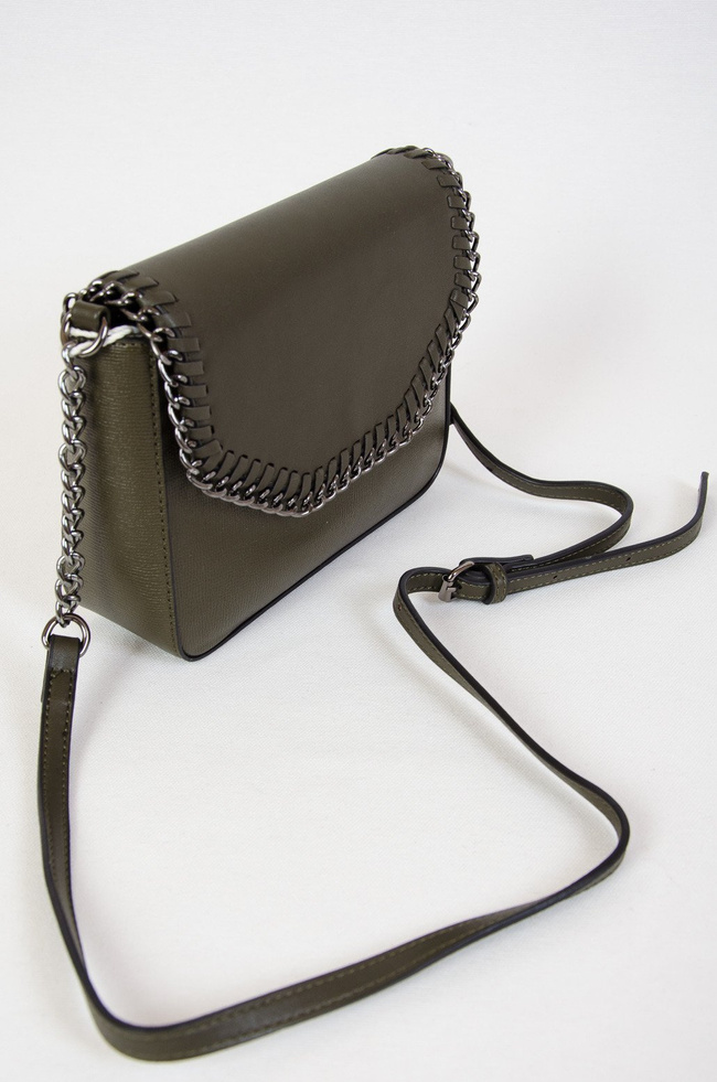 Zielona mała torebka z klapką plecioną łańcuszkiem