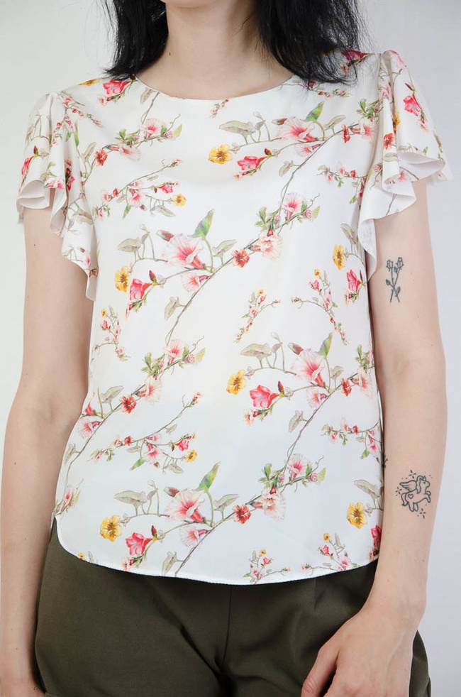 Biała bluzka w delikatne kwiaty