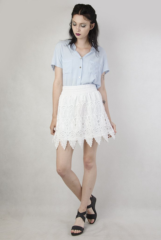Biała koronkowa spódnica