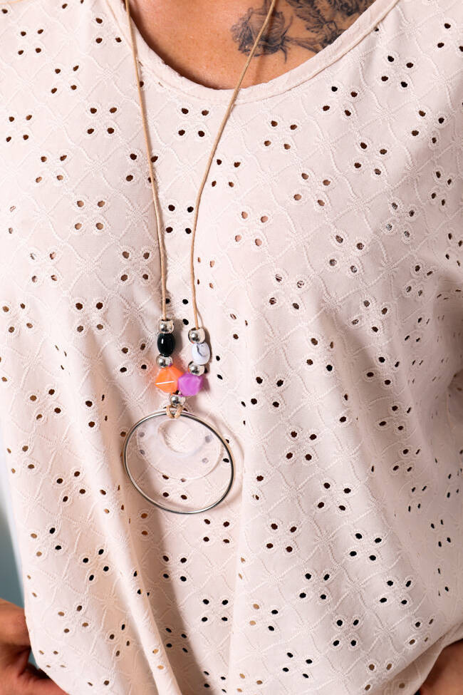 BLUZKA AŻUROWA Z WIĄZANYM DOŁEM I WISIORKIEM- BEŻOWA