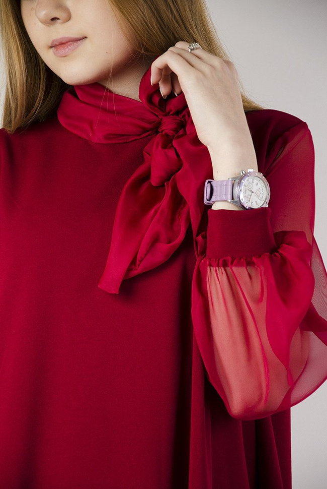 Zwiewna bordowa sukienka z rękawami z tiulu