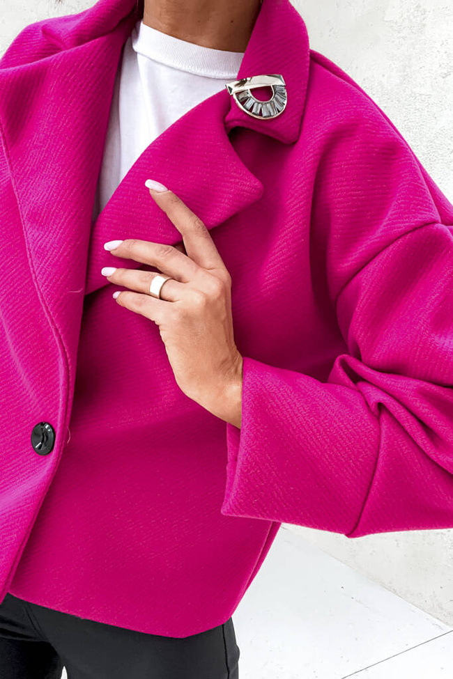 KURTKA DWURZĘDOWA O FASONIE MARYNARKI Z BROSZKĄ- FUKSJA