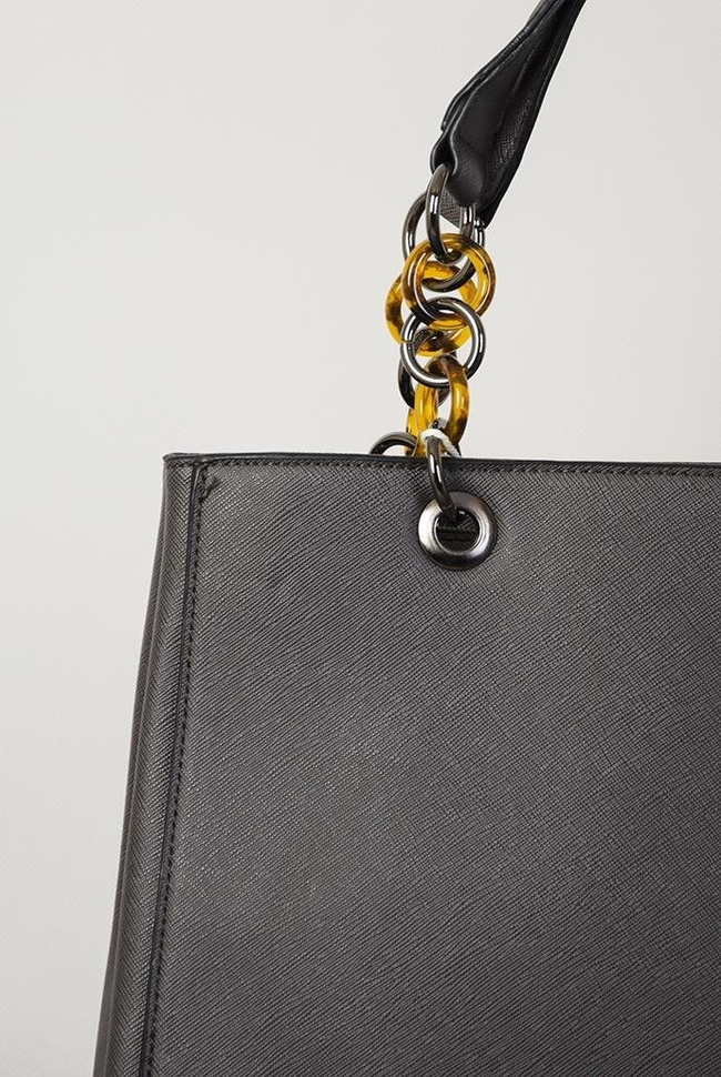 Szara duża torebka z zawieszką "M"