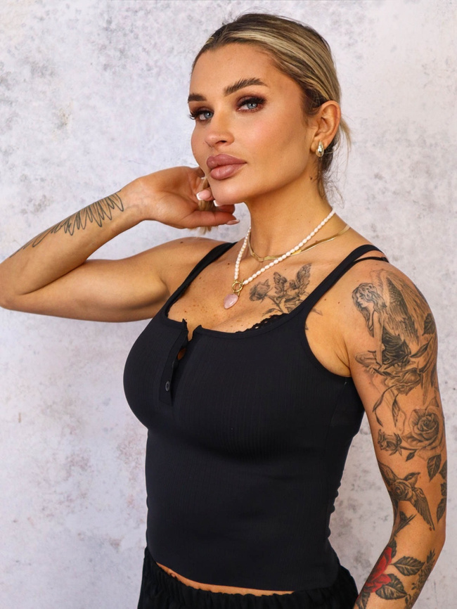 USZTYWNIANY TOP NA RAMIĄCZKA Z GUZIKAMI- CZARNY