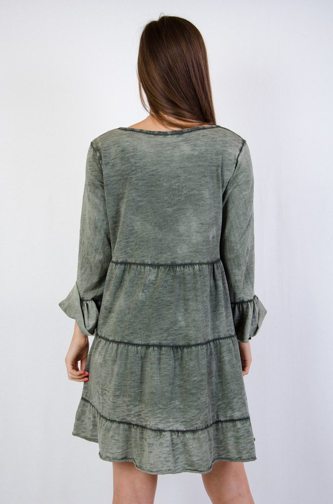 Zielona warstwowa sukienka z falbanami na rękawie