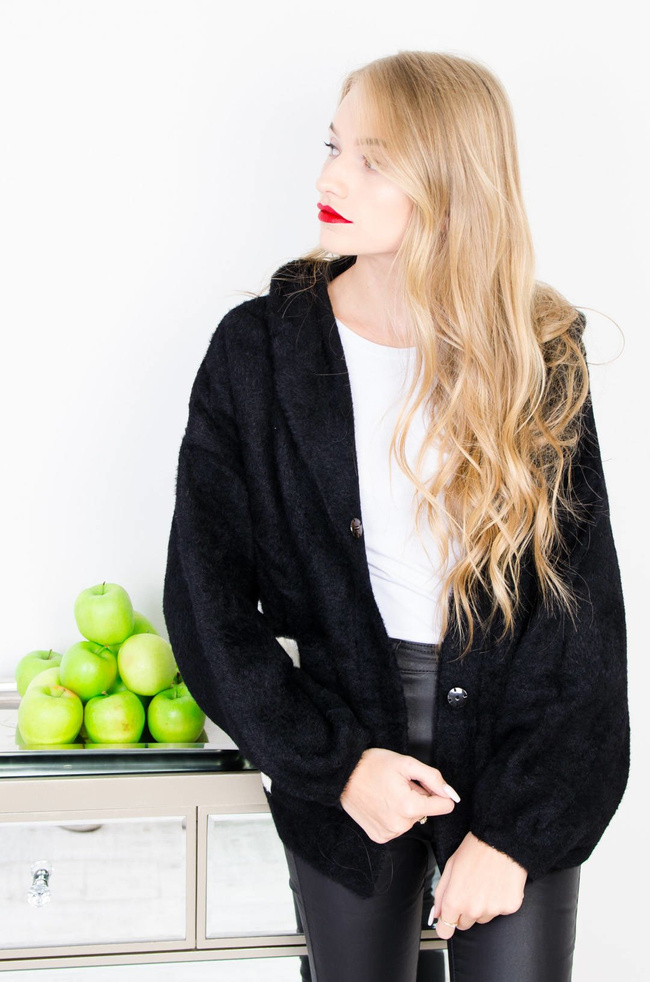 NARZUTA ALPAKA Z KAPTUREM - CZARNA