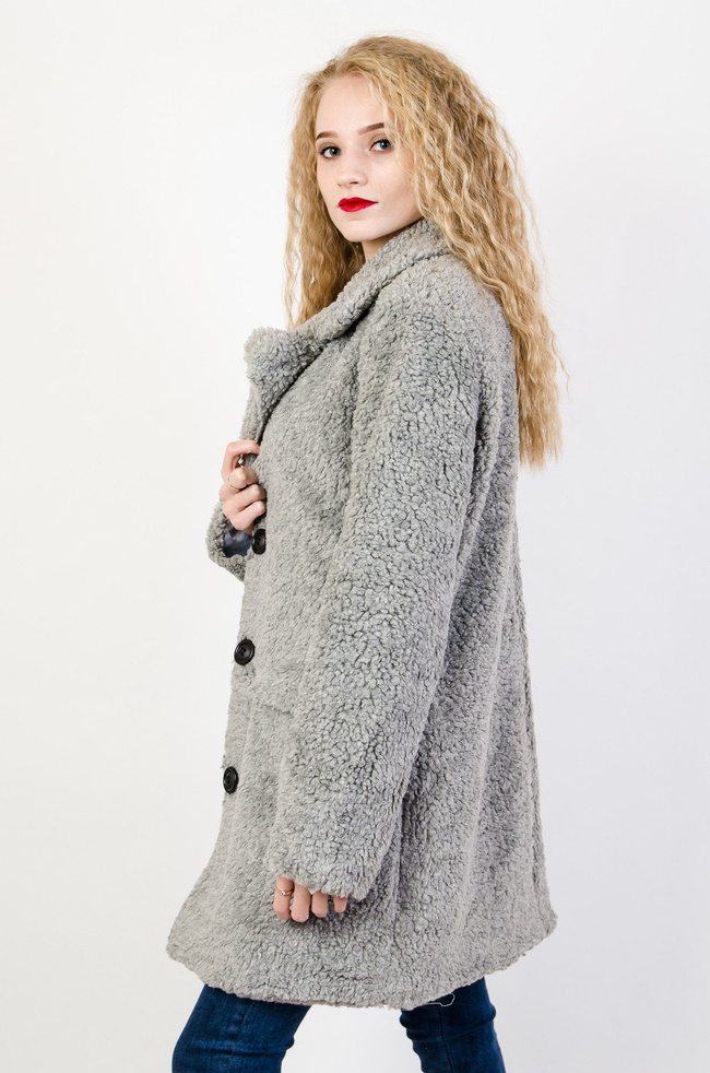 Szary pluszowy płaszcz zapinany na guziki