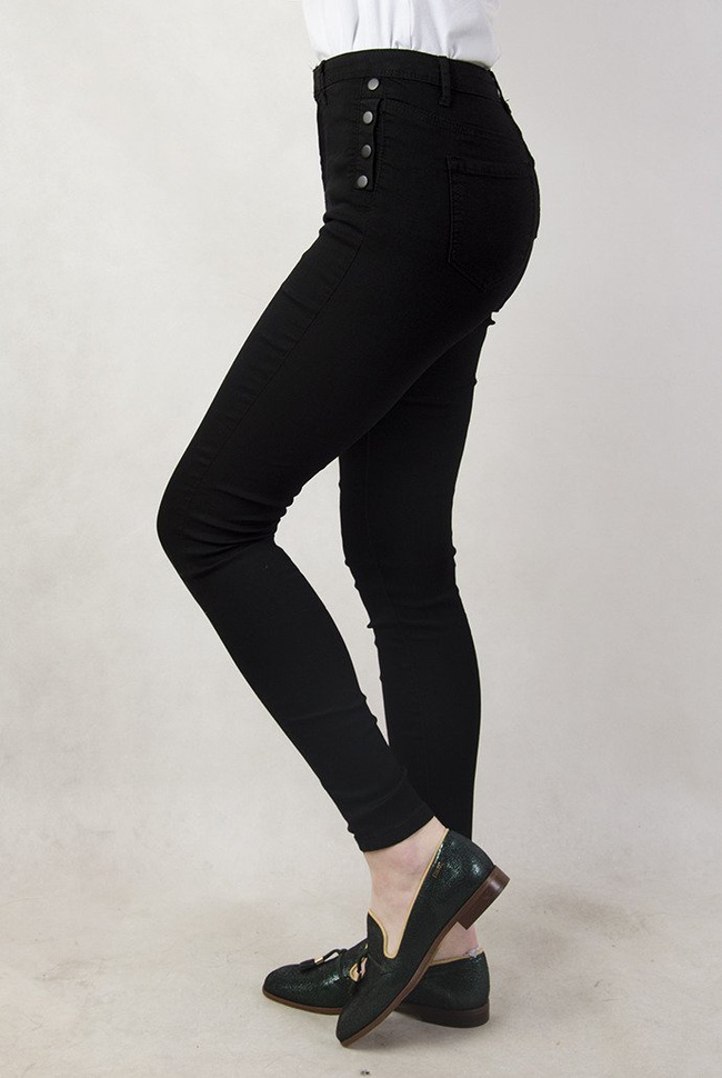 Czarne spodnie jeansowe z guzikami po bokach