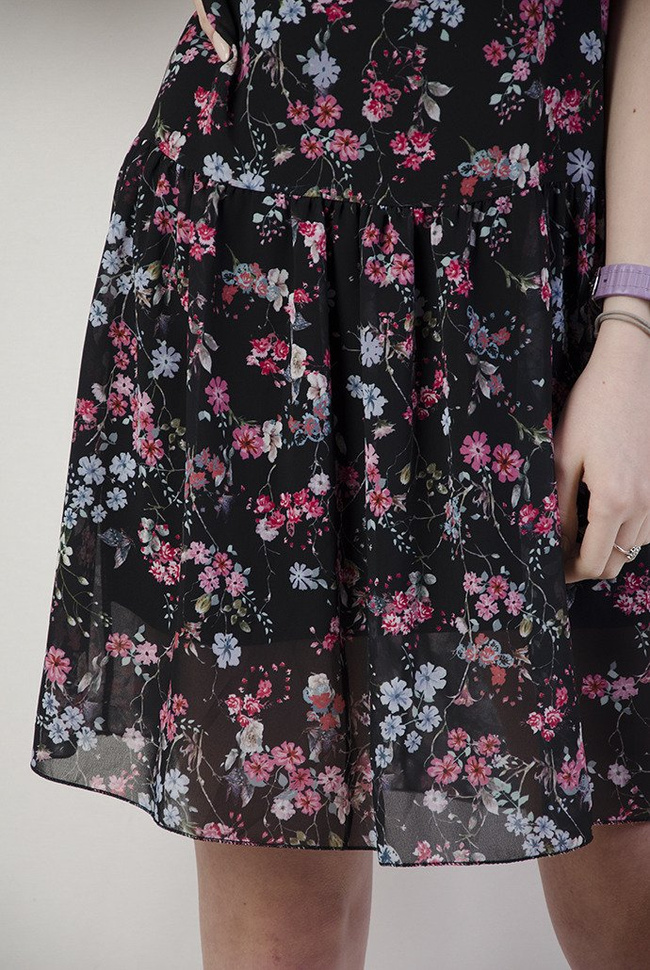 Zwiewna czarna sukienka w kwiaty z wiązaniem przy szyi