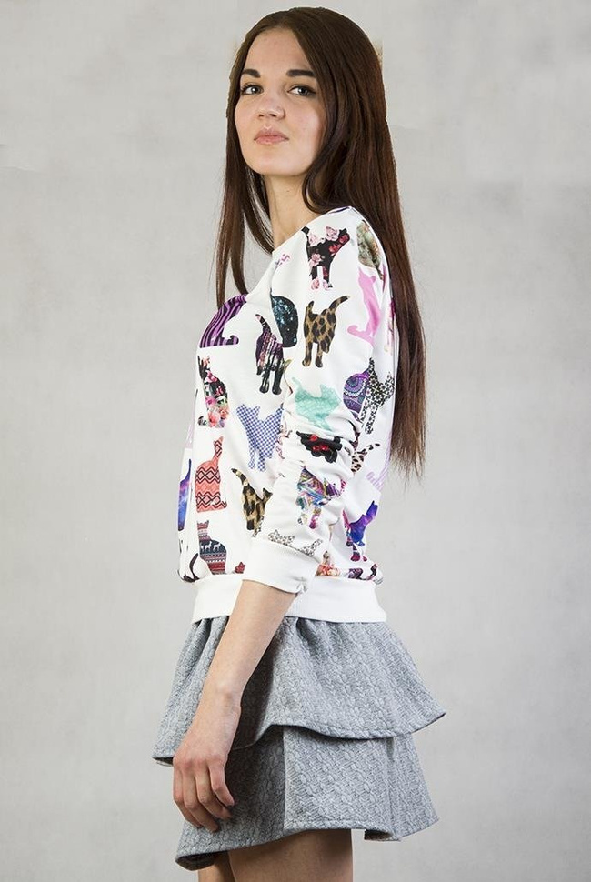 Biała bluza z kolorowymi kotkami
