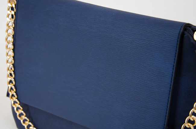 Granatowa kopertowa torebka na złotym łańcuszku