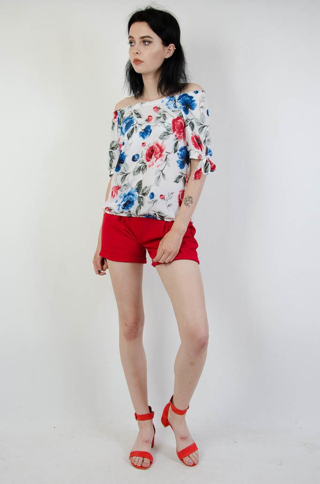 Biała bluzka w kolorowe kwiaty 