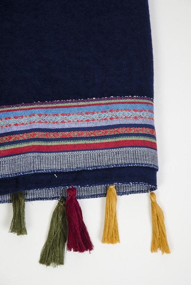 Duży granatowy szal z kolorowymi zdobieniami