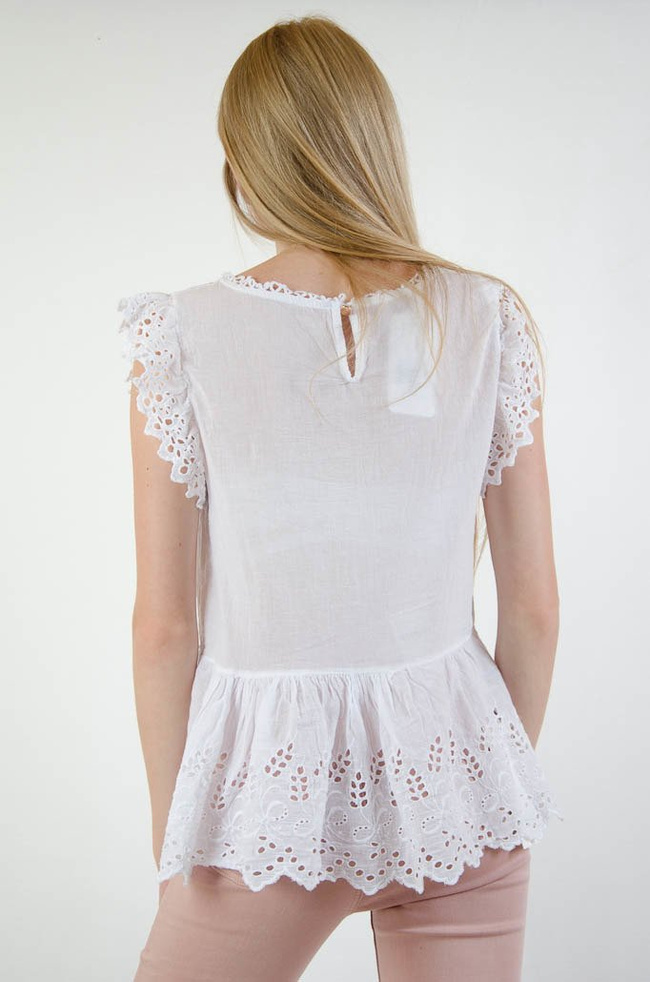 Biała bluzka z ażurowym dołem oraz rękawami