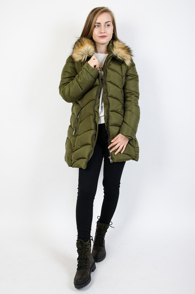 Zielona pikowana kurtka z futerkiem przy kapturze