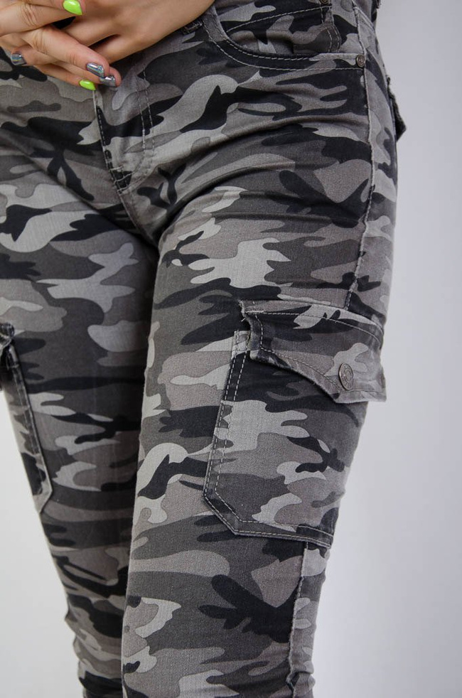 Spodnie moro z kieszeniami, idealnie przylegające