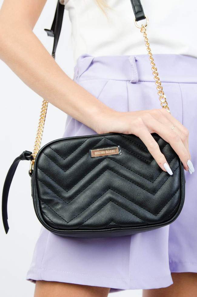 MAŁA PIKOWANA TOREBKA NA OZDOBNYM ŁAŃCUSZKU 