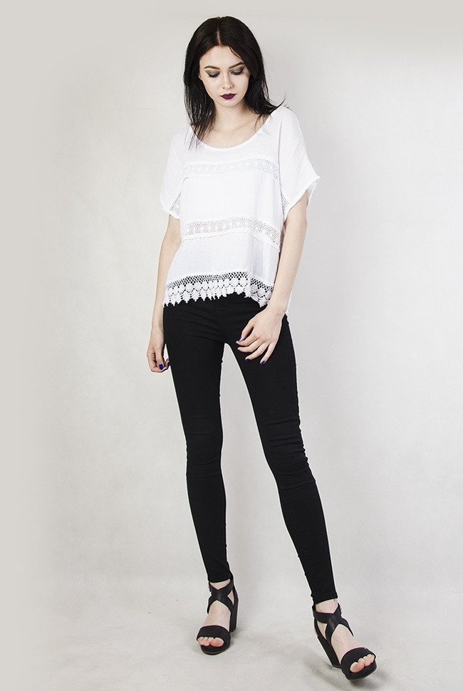 Biała bluzka z koronką i ażurowym wykończeniem