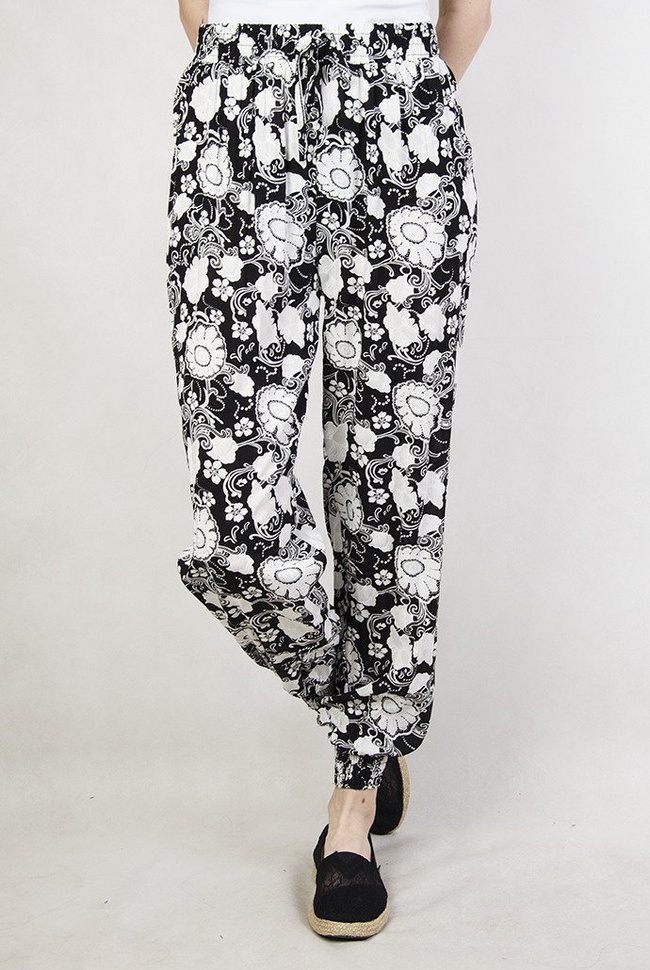 Czarne spodnie alladynki w białe kwiaty