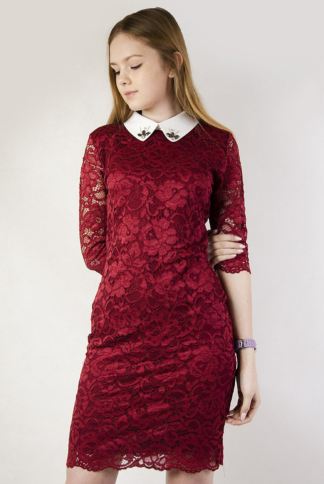 Koronkowa bordowa sukienka z białym kołnierzykiem