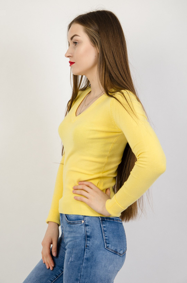 Żółty sweter z dekoltem w serek