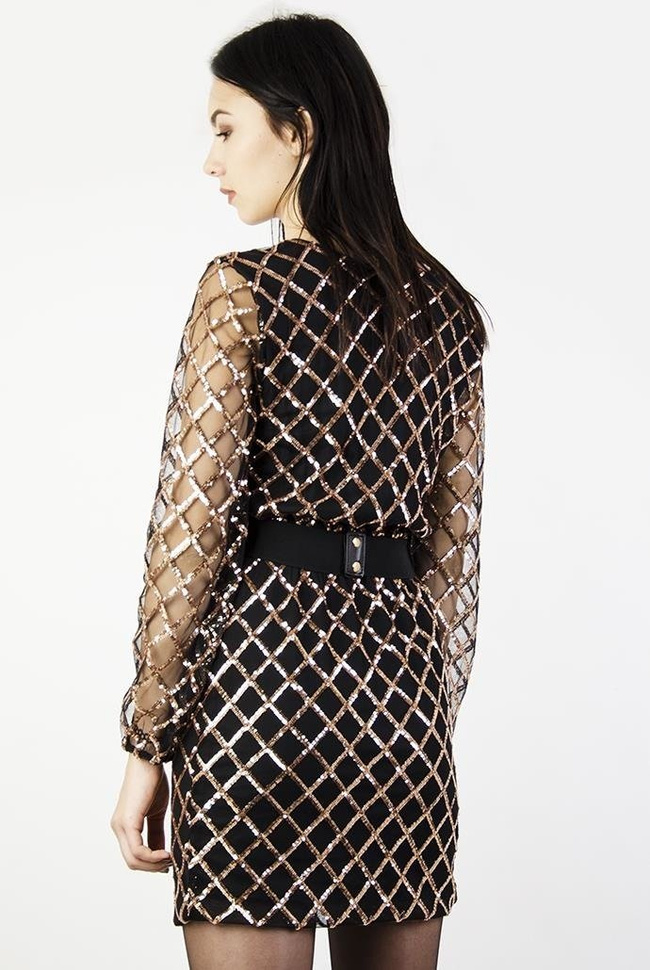 Czarna sukienka ze złotymi cekinami