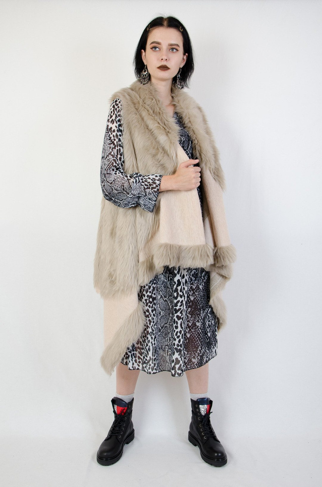 Futrzana beżowa kamizelka o asymetrycznym kroju