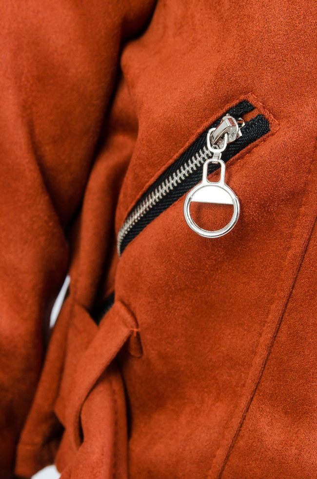 Krótka zamszowa kurtka w ceglastym kolorze