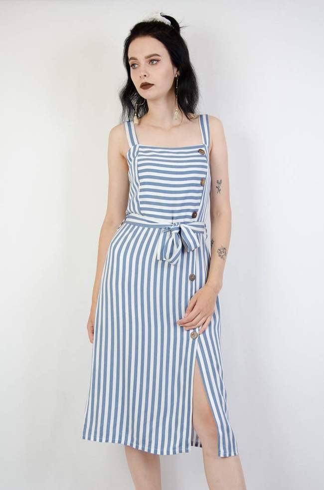 Niebieska sukienka w pasy na ramiączka na boku